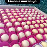 Tabuleiro de docinhos artesanais da Doceria JK, sabor limão e maracujá